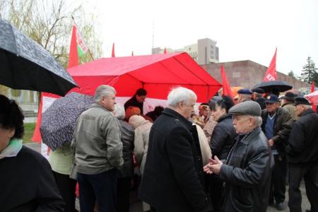 Администрация Краснодара пять раз отказала коммунистам в проведении протестного митинга. О проблемах ЖКХ депутаты говорили на встрече с избирателями