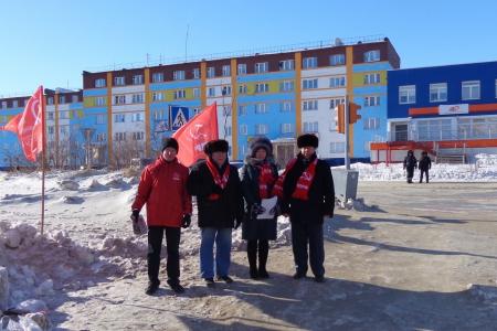«Хватит кормить расхитителей ЖКХ!». На Чукотке состоялся протестный митинг КПРФ