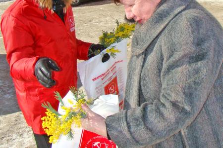 В Иваново прошла акция "Цветы любимым!"