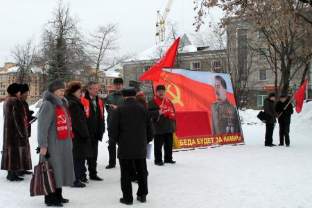 Псковские коммунисты провели митинг в память И.В. Сталина