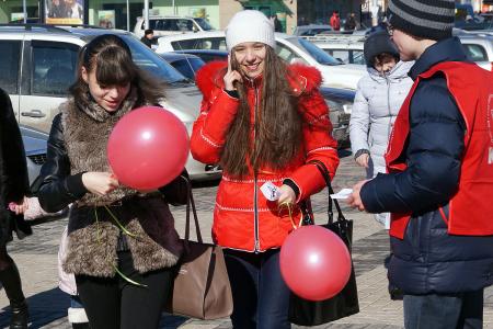 Восьмого марта пензенские комсомольцы дарили женщинам праздничные открытки и шарики