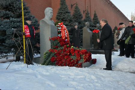 Г.А. Зюганов: «Учиться у Ленина и Сталина!» Коммунисты возложили цветы к могиле Генералиссимуса Победы
