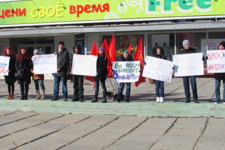 «ЖКХ жиреет, народ худеет!». Амурские комсомольцы провели пикет