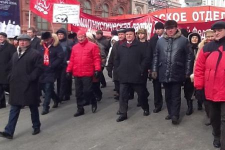 В Москве началось многотысячное шествие коммунистов против повышения тарифов на услуги ЖКХ