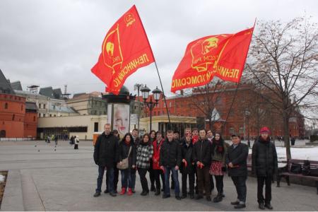 Комсомольцы Москвы: Наше Знамя - Красное!