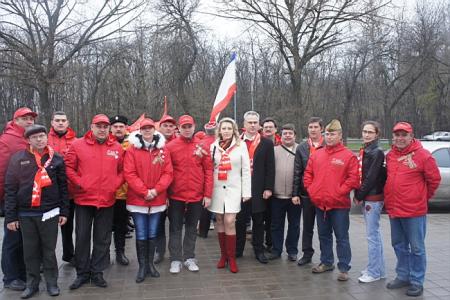 Внуки и правнуки солдат Великой Отечественной войны развернули 200-метровую копию Знамени Победы в Ростове-на-Дону