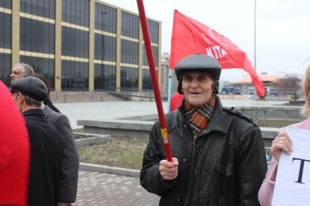 В Екатеринбурге прошел пикет в поддержку законопроекта фракции КПРФ в Законодательном Собрании Свердловской области «О Знамени Победы»