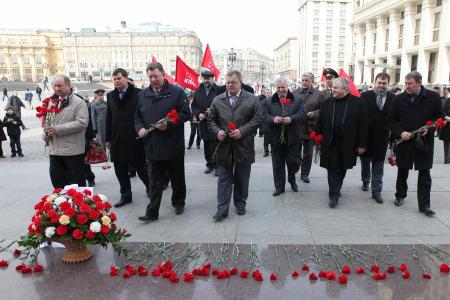 12 апреля, в День космонавтики, коммунисты возложили цветы к могиле первого космонавта планеты Ю.А. Гагарина  у Кремлевской стены