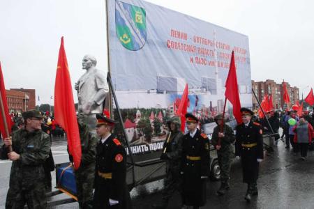 Ленинградская область: В честь юбилея города по улицам Соснового Бора в колонне коммунистов прошагал... Ленин