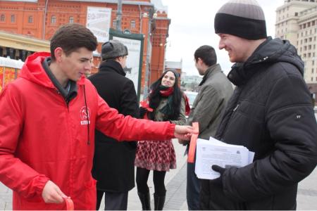 Комсомольцы Москвы: Наше Знамя - Красное!