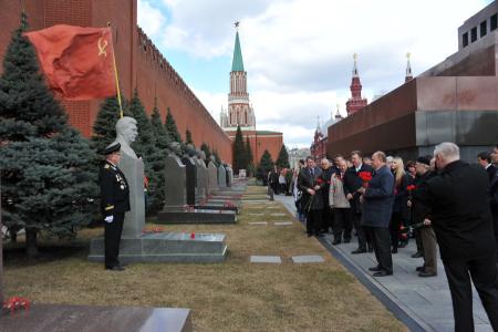 Сама история доказала правоту Ленина! Коммунисты во главе с Г.А. Зюгановым возложили цветы к Мавзолею на Красной площади