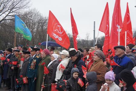 Внуки и правнуки солдат Великой Отечественной войны развернули 200-метровую копию Знамени Победы в Ростове-на-Дону
