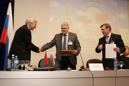 А.Е. Локоть вручил медали в честь 100-летия Покрышкина академикам Асееву и Витязю