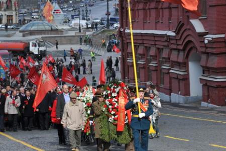 Сама история доказала правоту Ленина! Коммунисты во главе с Г.А. Зюгановым возложили цветы к Мавзолею на Красной площади