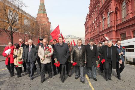 12 апреля, в День космонавтики, коммунисты возложили цветы к могиле первого космонавта планеты Ю.А. Гагарина  у Кремлевской стены
