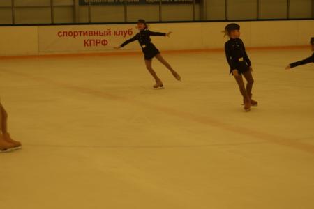 Участники Открытого первенства по фигурному катанию в Волгограде поздравили ветеранов