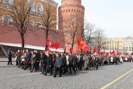 12 апреля, в День космонавтики, коммунисты возложили цветы к могиле первого космонавта планеты Ю.А. Гагарина  у Кремлевской стены