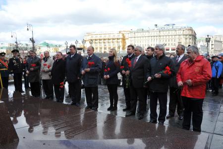 Сама история доказала правоту Ленина! Коммунисты во главе с Г.А. Зюгановым возложили цветы к Мавзолею на Красной площади