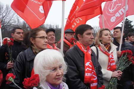 Внуки и правнуки солдат Великой Отечественной войны развернули 200-метровую копию Знамени Победы в Ростове-на-Дону