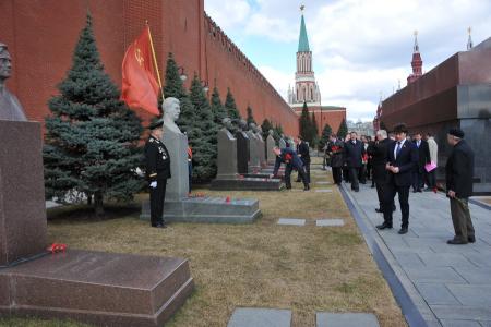 Сама история доказала правоту Ленина! Коммунисты во главе с Г.А. Зюгановым возложили цветы к Мавзолею на Красной площади