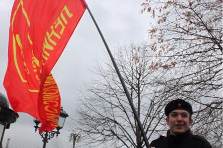 Комсомольцы Москвы: Наше Знамя - Красное!
