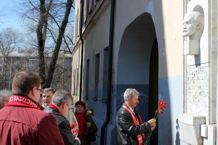 Коммунисты возложили цветы к ленинским местам Пскова