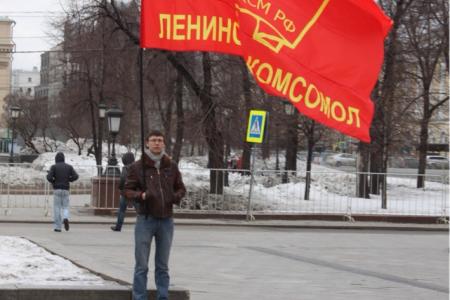 Комсомольцы Москвы: Наше Знамя - Красное!
