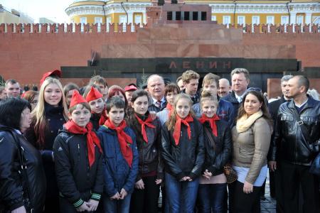 Сама история доказала правоту Ленина! Коммунисты во главе с Г.А. Зюгановым возложили цветы к Мавзолею на Красной площади