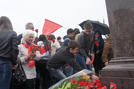 Внуки и правнуки солдат Великой Отечественной войны развернули 200-метровую копию Знамени Победы в Ростове-на-Дону