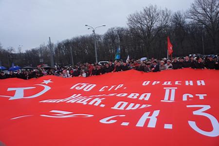 Внуки и правнуки солдат Великой Отечественной войны развернули 200-метровую копию Знамени Победы в Ростове-на-Дону