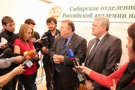  Ученые и депутаты обсудили проблемы обороноспособности страны. Визит В.П.Комоедова в новосибирский Академгородок