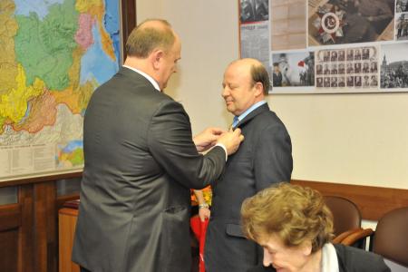 12 апреля Г.А. Зюганов вручил памятные медали ЦК КПРФ космонавтам и сотрудникам космической отрасли