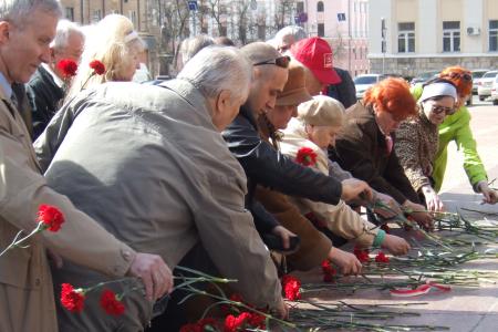 22 апреля брянские комсомольцы возложили цветы к памятнику В.И. Ленину