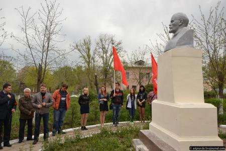 Астраханские коммунисты отметили день рождения В.И. Ленина возложением цветов и автопробегом