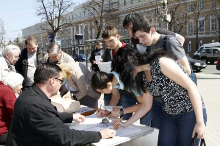 Воронежские коммунисты на своих пикетах ведут сбор подписей против строительства небоскребов в историческом центре