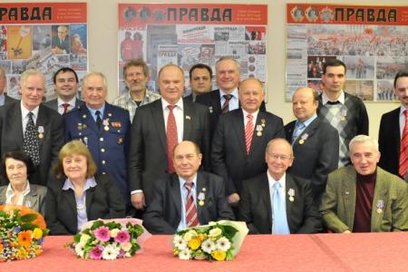 12 апреля Г.А. Зюганов вручил памятные медали ЦК КПРФ космонавтам и сотрудникам космической отрасли