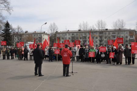 "Мы будем бороться за реальное решение проблем!". Активисты КПРФ провели митинг в Ангарске