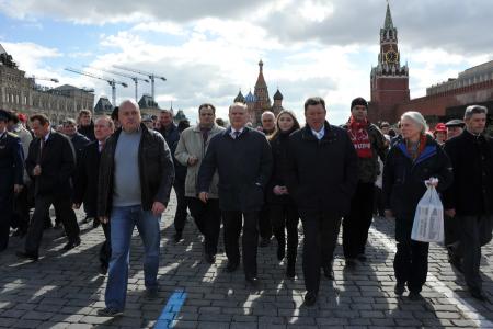 Сама история доказала правоту Ленина! Коммунисты во главе с Г.А. Зюгановым возложили цветы к Мавзолею на Красной площади