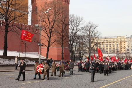 12 апреля, в День космонавтики, коммунисты возложили цветы к могиле первого космонавта планеты Ю.А. Гагарина  у Кремлевской стены