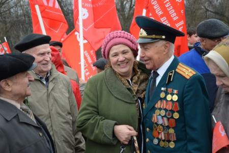 Внуки и правнуки солдат Великой Отечественной войны развернули 200-метровую копию Знамени Победы в Ростове-на-Дону