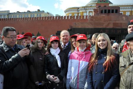 Сама история доказала правоту Ленина! Коммунисты во главе с Г.А. Зюгановым возложили цветы к Мавзолею на Красной площади