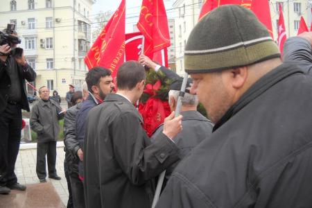 Краснодар: Возложение цветов к памятнику Ильичу состоялось, несмотря на провокацию