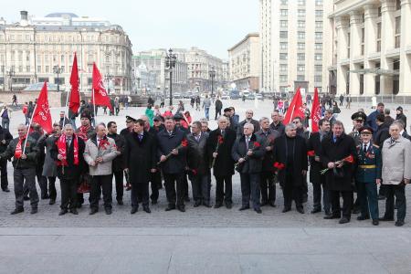 12 апреля, в День космонавтики, коммунисты возложили цветы к могиле первого космонавта планеты Ю.А. Гагарина  у Кремлевской стены