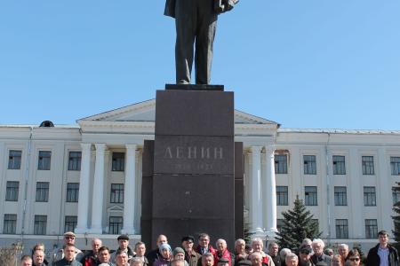 Коммунисты возложили цветы к ленинским местам Пскова