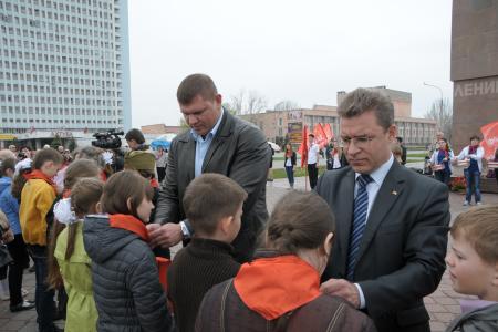 Волгоградская область: В День рождения В.И. Ленина волжские коммунисты повязали красные галстуки юным волжанам