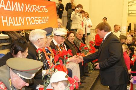 Участники Открытого первенства по фигурному катанию в Волгограде поздравили ветеранов
