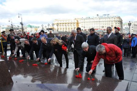 Сама история доказала правоту Ленина! Коммунисты во главе с Г.А. Зюгановым возложили цветы к Мавзолею на Красной площади