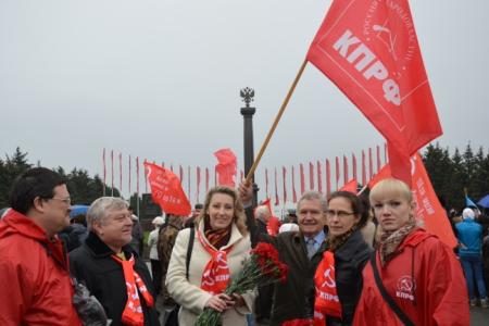Внуки и правнуки солдат Великой Отечественной войны развернули 200-метровую копию Знамени Победы в Ростове-на-Дону