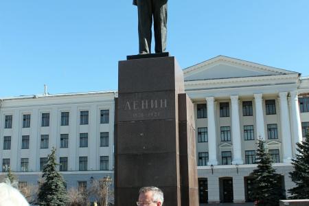 Коммунисты возложили цветы к ленинским местам Пскова