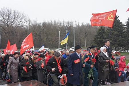 Внуки и правнуки солдат Великой Отечественной войны развернули 200-метровую копию Знамени Победы в Ростове-на-Дону